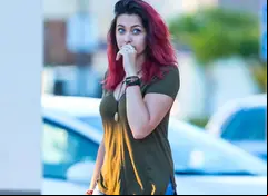 Sin que se precisara cuál fue el detonante del enfado de la hija del llamado “Rey del pop” (fallecido en 2009), Paris aseveró que está de pie por sí misma. (Twitter)