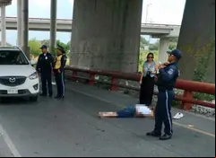 La mujer que intentó suicidarse lanzándose desde el puente Multimodal de Zaragoza de Monterrey, fue hospitalizada con vida. Foto: Periódico ABC