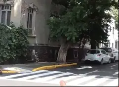 ¡Cuidado! La guarnición de la acera color amarillo indica el área donde está prohibido el estacionamiento. 