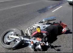 Bikers tiran a pareja en moto y huyen