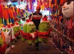 En CDMX encontrarás piñatas artesanales con una gran variedad de diseños en famosos mercados o tiendas especializadas 
