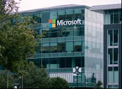 Edificio de Microsoft con ventanas y árbol