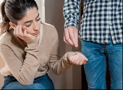 Personas divorciándose.