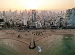 Vista aérea de la costa de la ciudad de Tel Aviv, en la que manifestantes instalaron el número 500. Foto: Reuters