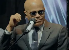 Rubby Perez con lentes cantando