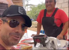 Mujer confunde a Omar Chaparro con Eugenio Derbez; así reaccionó el comediante