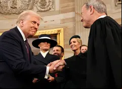 Donald Trump junto al presidente de la Suprema Corte de Estados Unidos, John Roberts, en la investidura del mandatario. (Reuters)