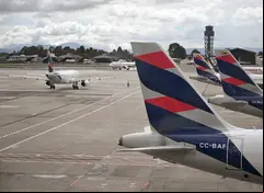 Aviones comerciales de varias aerolíneas latinoamericanas detenidos en pista en un aeropuerto internacional, con la torre de control visible al fondo. La imagen representa la suspensión inmediata de vuelos entre Venezuela y Colombia tras la denuncia del gobierno venezolano sobre la llegada de mercenarios para sabotear las elecciones