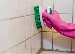 ¿Cómo eliminar el jabón pegado de los azulejos del baño?
