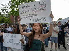 Estudiantes protestan por plan de Trump de cancelar contratos restantes con Harvard 
