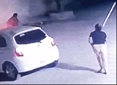 Mujer defiende, con un palo, a conductora que es atacada por un maleante