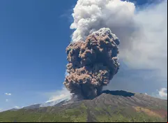 Volcán Etna entra en erupción; turistas huyen para salvar sus vidas | VIDEO