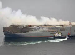 Se incendia barco carguero con miles de autos chinos rumbo a México