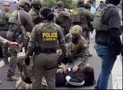 VIDEOS: Manifestantes latinos se enfrentan a agentes de Migración en jornada violenta en Los Ángeles
