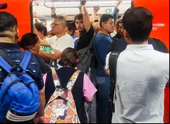 Personas en el Metro de la CDMX