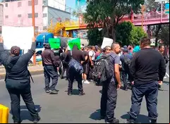 Policías de Los Reyes bloquean carretera; denuncian que deben pagar gasolina y comprar municiones
