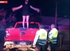 ‘Dame las llaves pen…’, mujer ebria insulta y agrede a policías tras choque