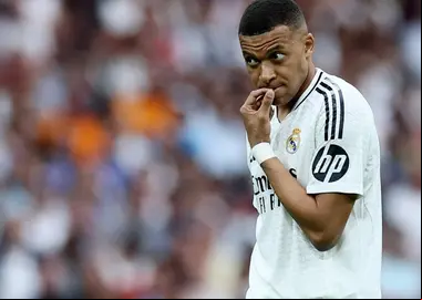 Kylian Mbappé felicita al PSG