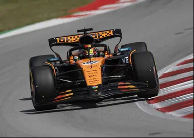 Oscar Piastri triunfa en España y Verstappen enloquece