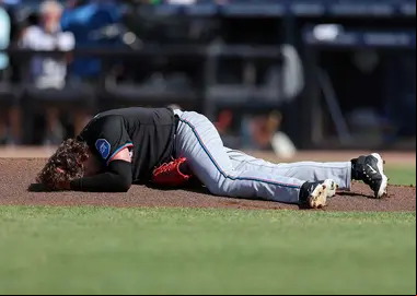 ¡Fuego amigo! Pitcher fue golpeado en la cabeza por su compañero