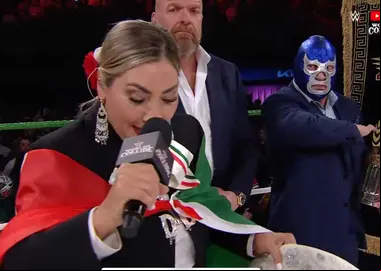 WWE y AAA: Cantante se equivoca con el Himno y estalla la polémica