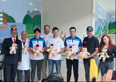 Pilotos de NASCAR dan alegría a un hospital infantil