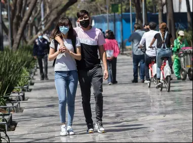 Pareja de novios caminan por La Alameda