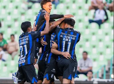 Querétaro remonta a Santos y sigue soñando con Play-in