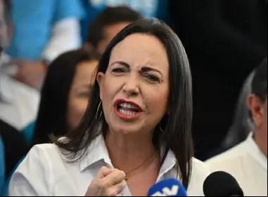 María Corina Machado, líder de la oposición venezolana, durante una entrevista virtual donde llama al boicot electoral del 25 de mayo de 2025, afirmando que los centros de votación estarán vacíos como forma de protesta contra el régimen de Nicolás Maduro.