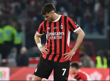Santi Gimenez es expulsado en partido crucial del AC Milan