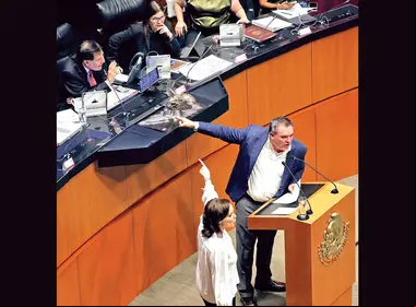 Lilly Téllez y Federico Döring increpando a Gerardo Fernández Noroña.