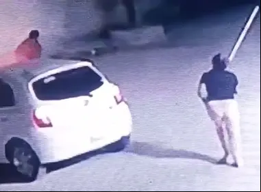 Mujer con un palo ahuyenta a un sujeto que ataca a una conductora 