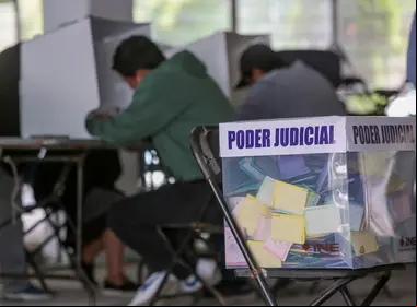 Personas emiten su voto para la elección judicial en una de las casillas electorales