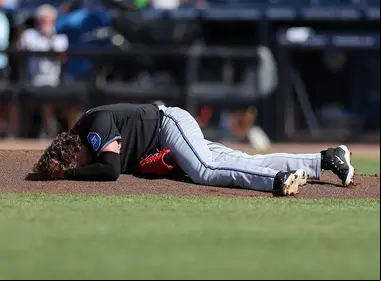¡Fuego amigo! Pitcher fue golpeado en la cabeza por su compañero