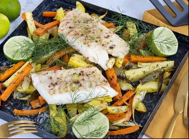 Pescado y verduras servidas sobre una base de metal