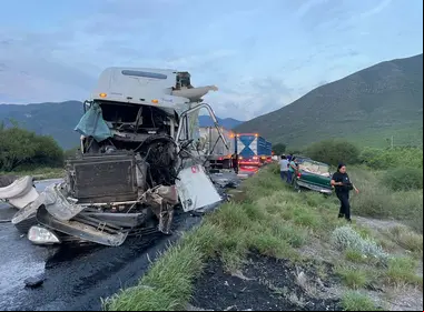 Tráileres accidentados en la carretera federal San Luis Potosí a Matamoros