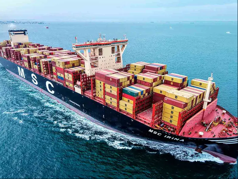 barco con contenedores