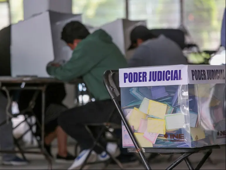 Personas emiten su voto para la elección judicial en una de las casillas electorales