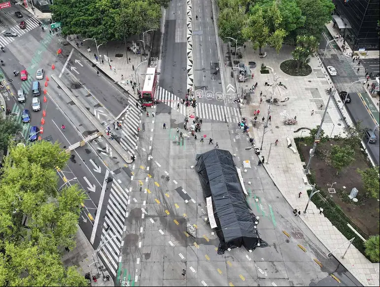 Vista del bloqueo en Paseo de la Reforma y avenida de los Insurgentes, provocado por estudiantes chiapanecos.