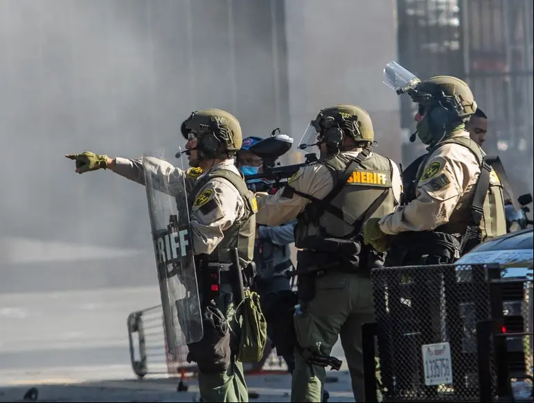 Trump despliega 2 mil tropas ante disturbios por redadas migratorias en California