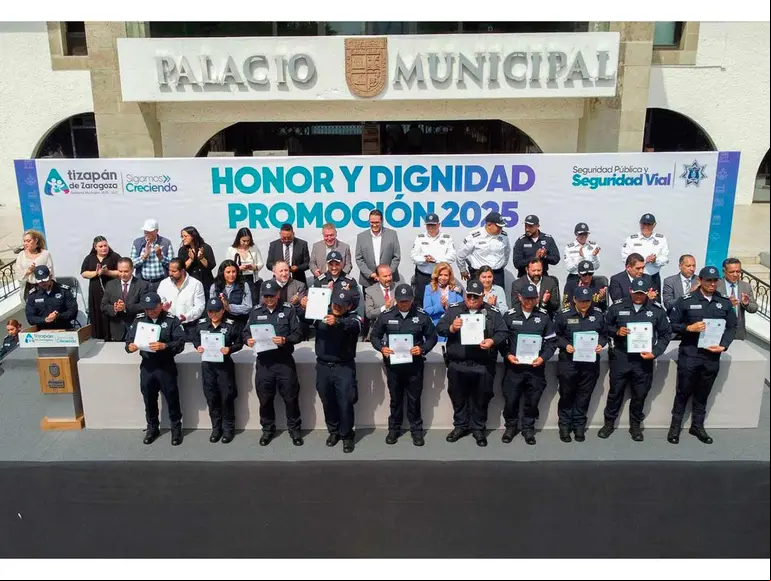 La ceremonia fue realizada en la explanada municipal. 