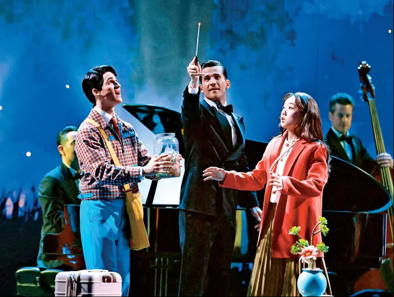 Darren Criss y Helen J Shen, de Maybe Happy Ending. Fotos: AFP y Reuters 