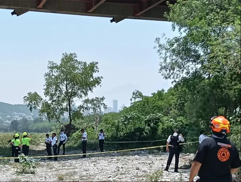 Elementos de Protección Civil, Seguridad y Rescate resguardan el cuerpo de una mujer que se lanzó desde un puente