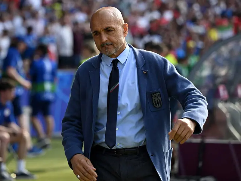 Luciano Spalletti con semblante cabizbajo y serio.