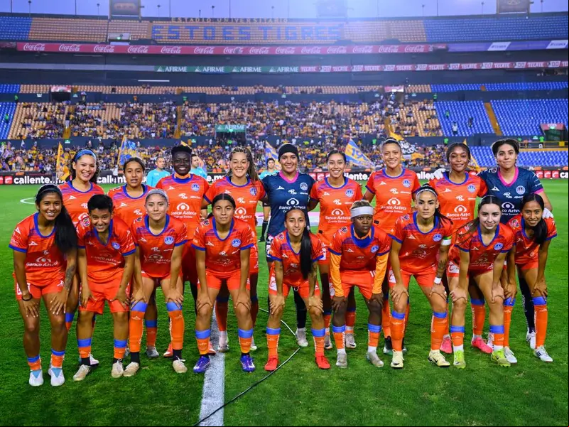La jugadora involucrada no podrá tener actividad relacionada al futbol profesional deportiva, istrativa y/o de representación.