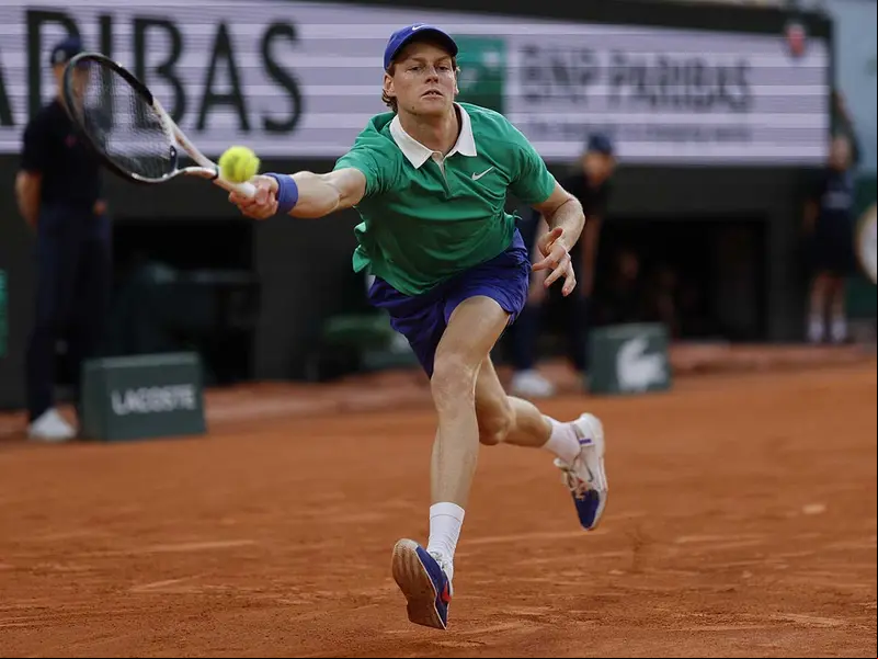 Jannik Sinner estirándose por la pelota.