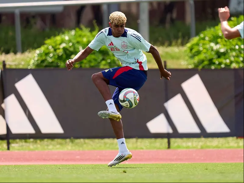 Lamine Yamal entrenando con España.