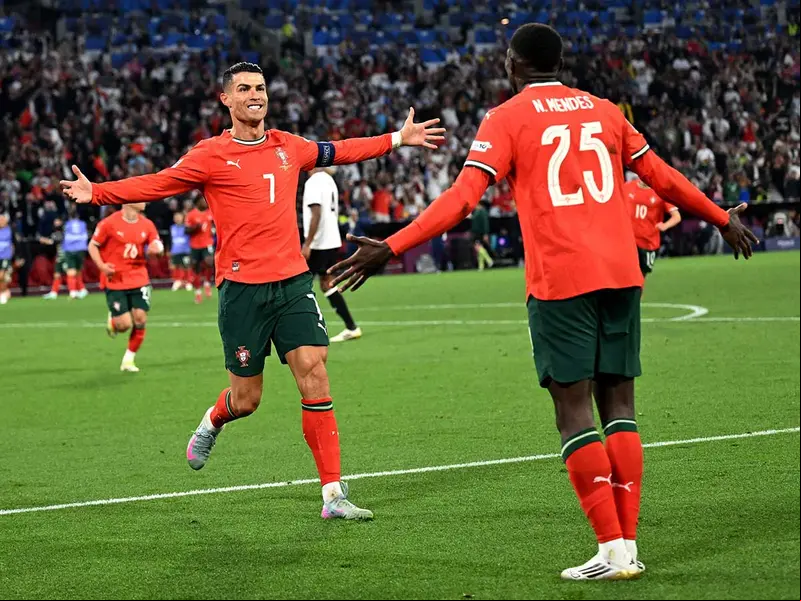 Cristiano Ronaldo celebrando con Nuno Mendes.