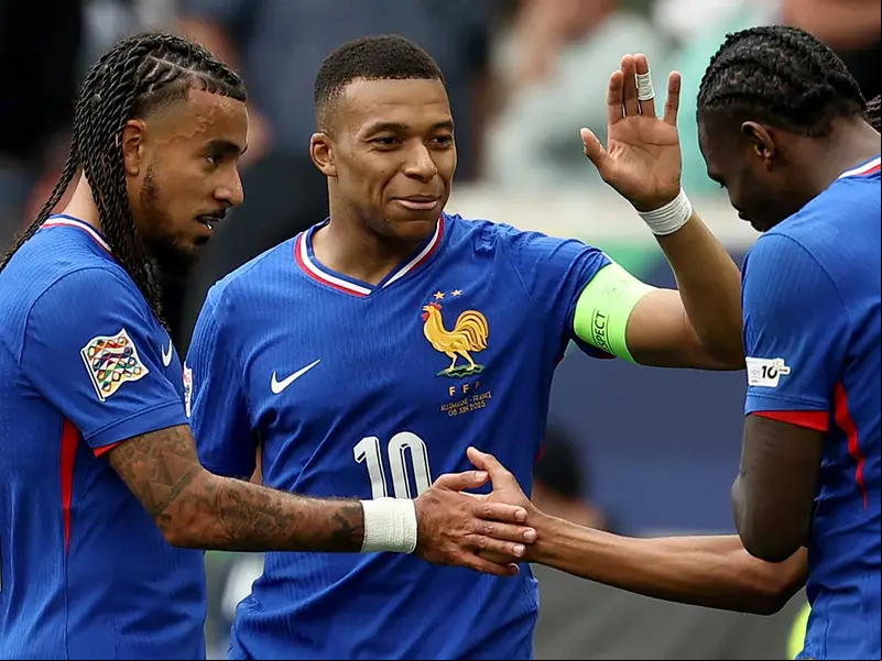Kylian Mbappé celebrando con sus compañeros.