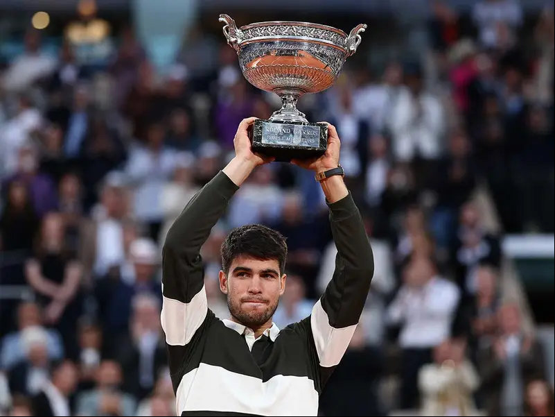 Carlos Alcaraz con la Copa de los Mosqueteros.